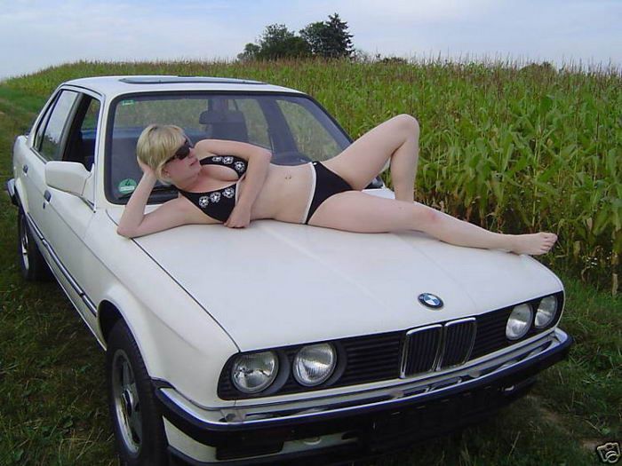 Selling Your Old Car Using Your Girlfriend (11 pics)