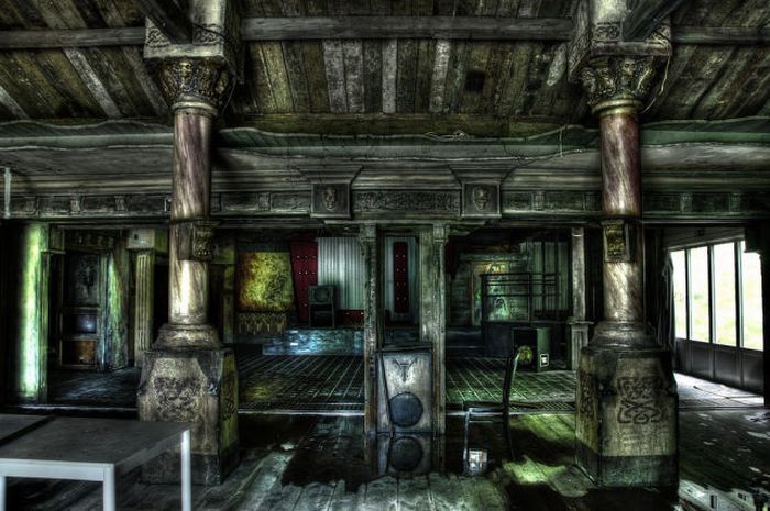 Abandoned T’Spookhuys Restaurant/Bar (51 pics)