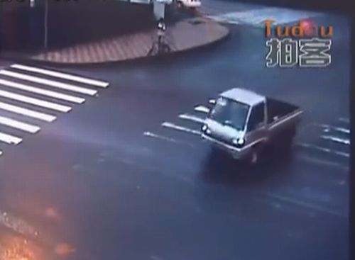 Kung Fu Biker Wins in a Traffic Accident in China
