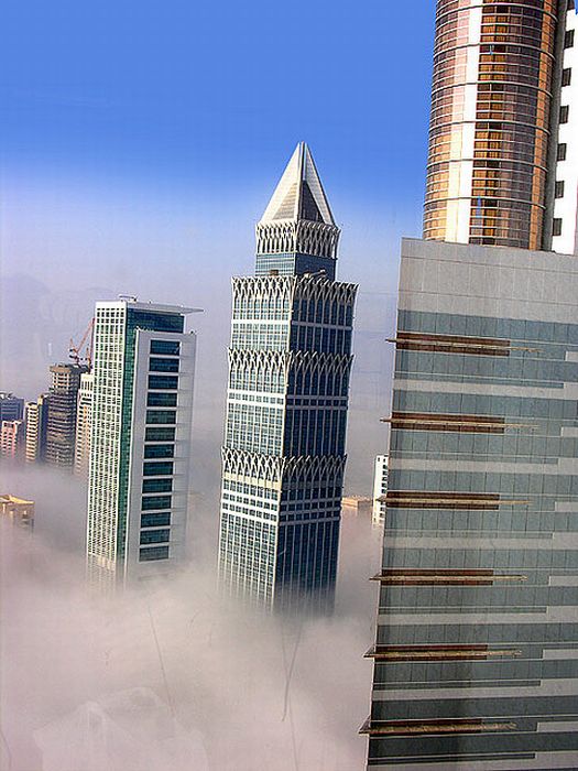 Dubai in the Fog (8 pics)