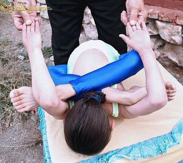 Very Flexible Chinese Girls (38 pics)