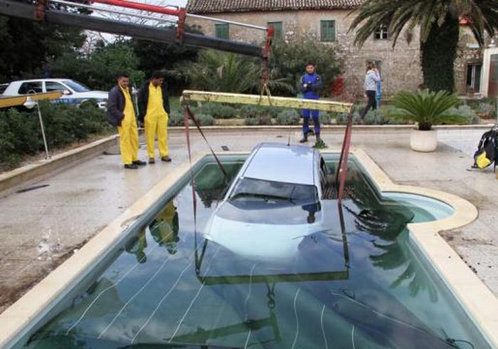Car in the Pool (12 pics)