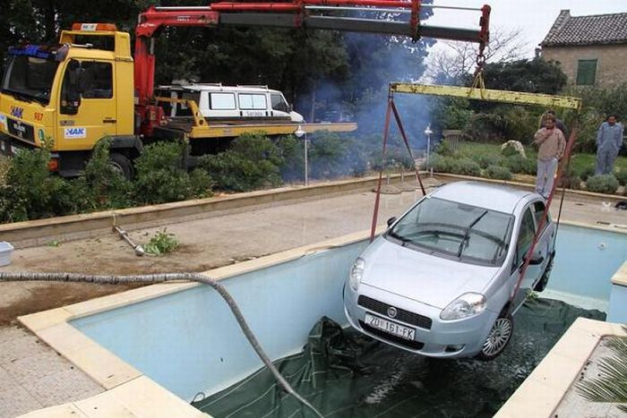 Car in the Pool (12 pics)