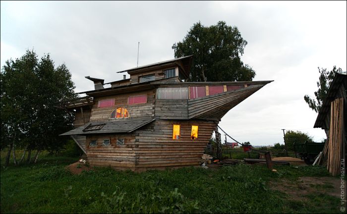 Ship House in Russia (9 pics)