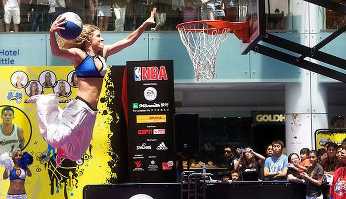 NBA Girls Dunking (30 pics)