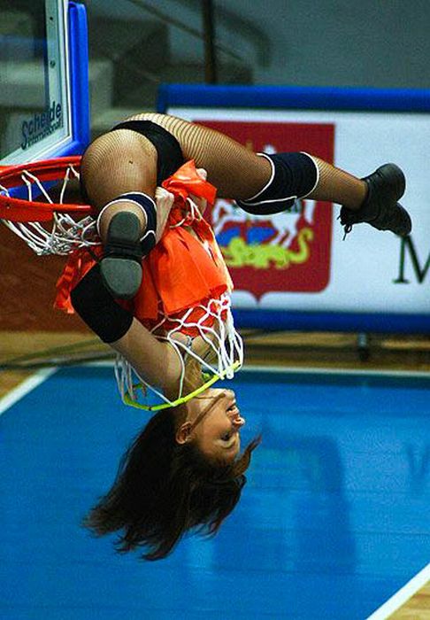 NBA Girls Dunking (30 pics)