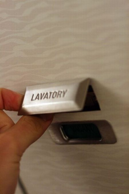 How to Open an Airplane Lavatory Door from the Outside (4 pics)