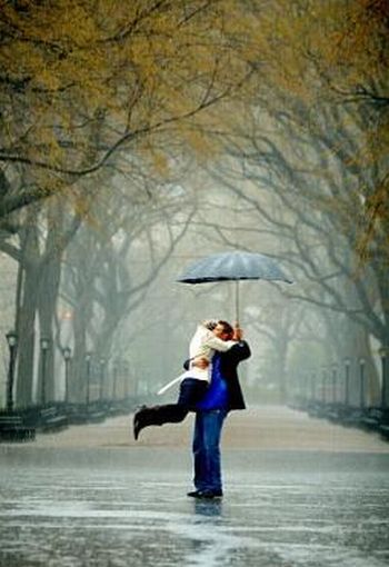The Proposal in the Park in the Rain (10 pics)