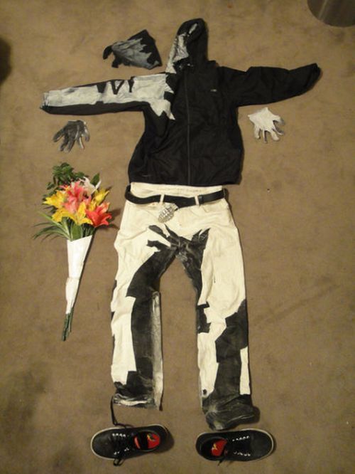 Awesome "Flower Thrower" Costume (10 pics)