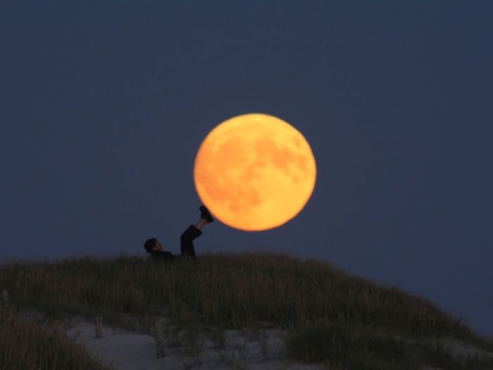 Charming Moon (16 pics)