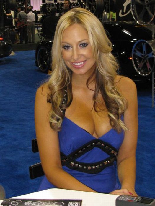 2010 SEMA Show Babes (25 pics)