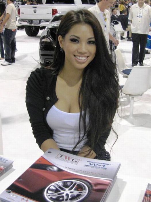 2010 SEMA Show Babes (25 pics)