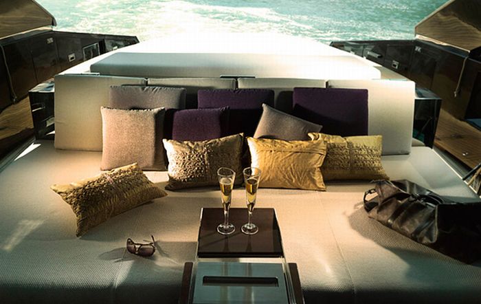 Hedonist Yacht (17 pics)
