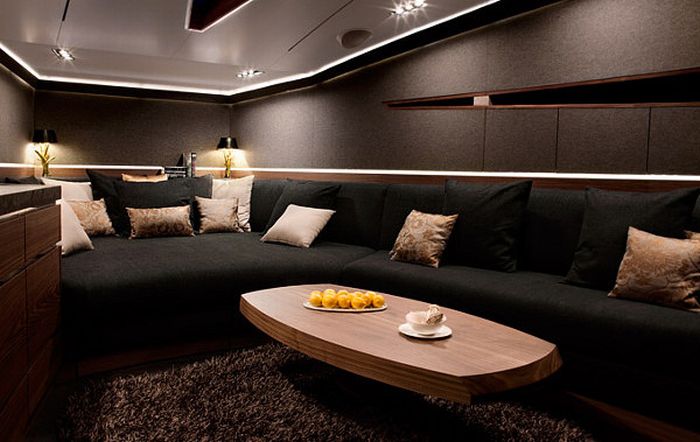 Hedonist Yacht (17 pics)