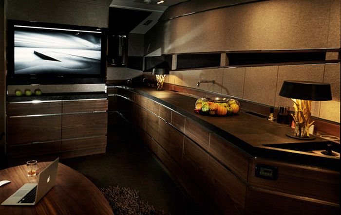 Hedonist Yacht (17 pics)