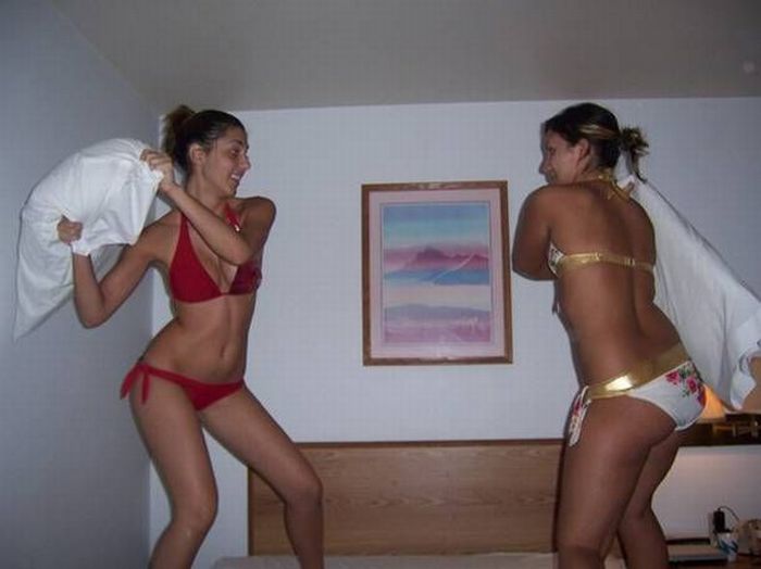 Pillow Fights (23 pics)