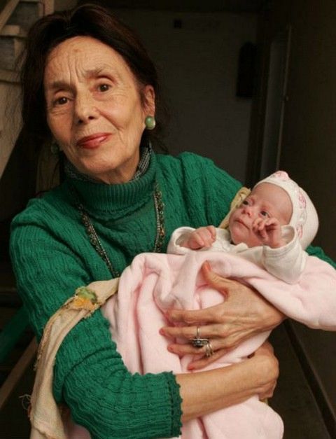 The World's  Oldest Mom (5 pics)