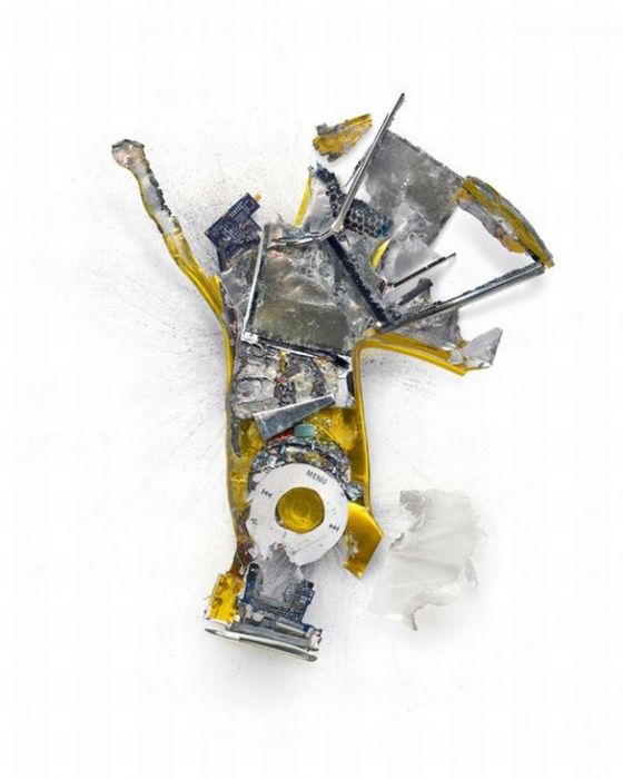 Destroyed Apple Gadgets (19 pics)