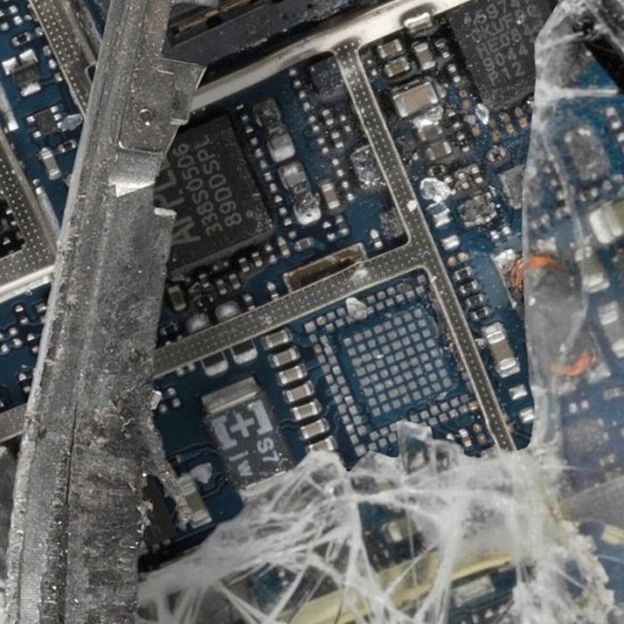 Destroyed Apple Gadgets (19 Pics)