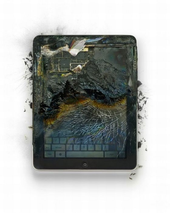 Destroyed Apple Gadgets (19 pics)