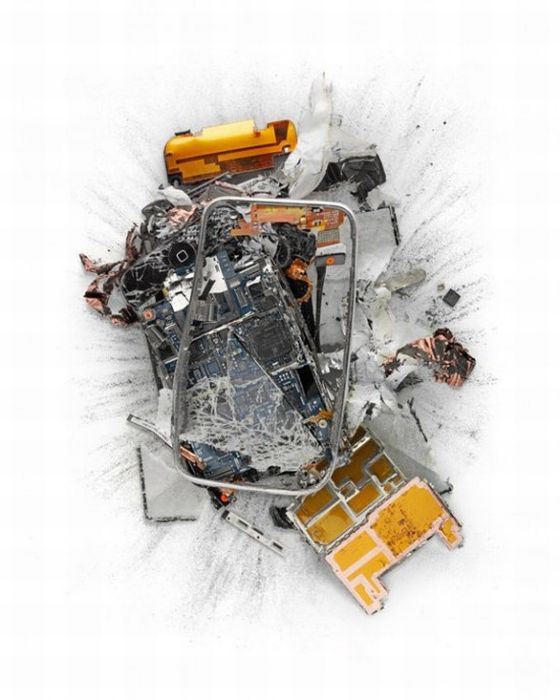 Destroyed Apple Gadgets (19 pics)