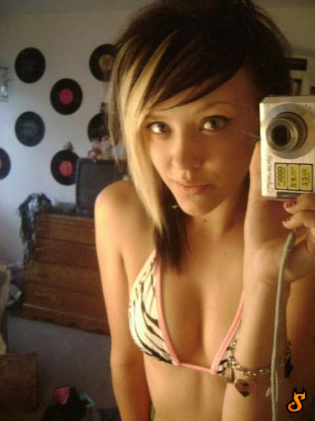 Cute Emo Girls (60 pics)