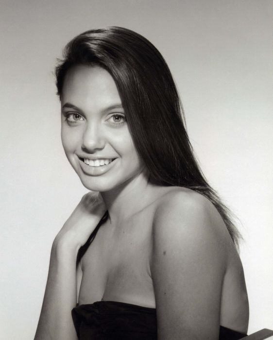 Young Angelina Jolie (36 pics)