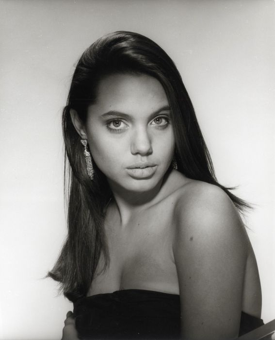 Young Angelina Jolie (36 pics)