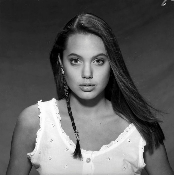 Young Angelina Jolie (36 pics)