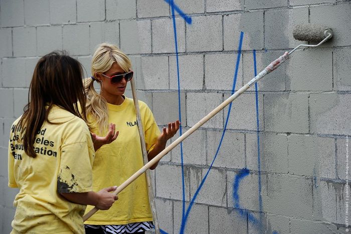 Paris Hilton Doing Community Service (8 pics)