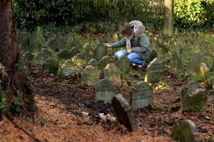 Pet Cemetery in London's Hyde Park (8 pics)