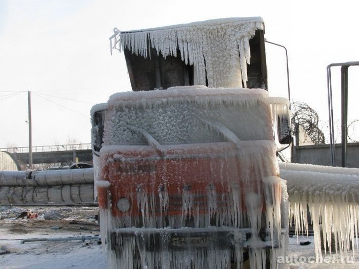 Truck vs a Pipeline in Hard Frost (2 pics)