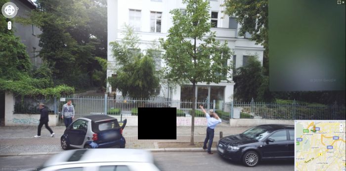 Woman Gives Birth on Google Street View (2 pics)