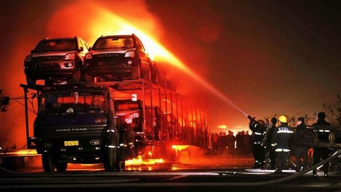 Car Transport on Fire (6 pics)