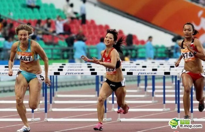 Failed runners. Китайские бегуны женщины. Китайские бегуньи фото. Китайский бегун прикол. Девушка с пробегом.