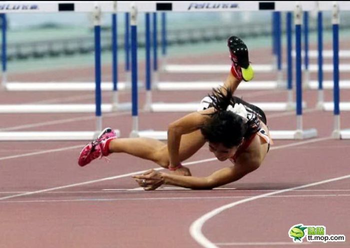 Chinese Girl Falls During a Run (10 pics)