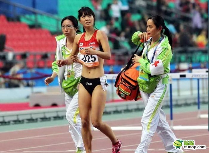 Chinese Girl Falls During a Run (10 pics)