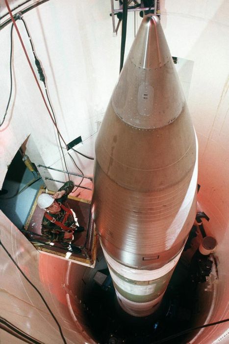 Inside A Nuclear Missile Silo (45 pics)