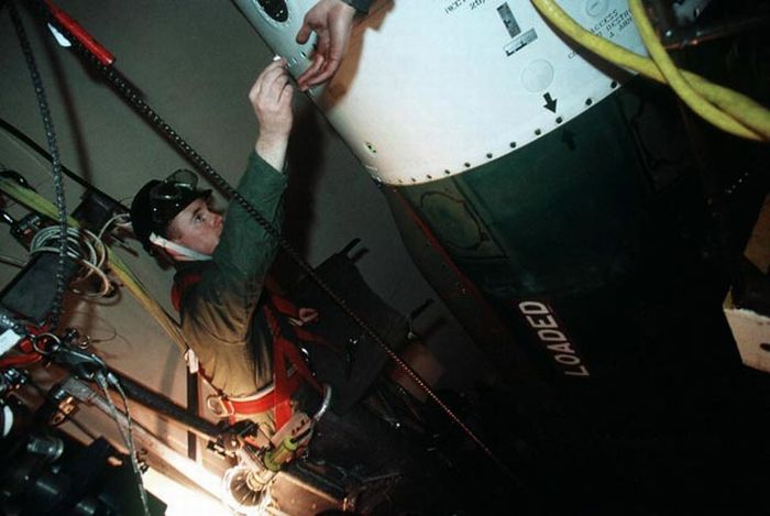 Inside A Nuclear Missile Silo (45 pics)