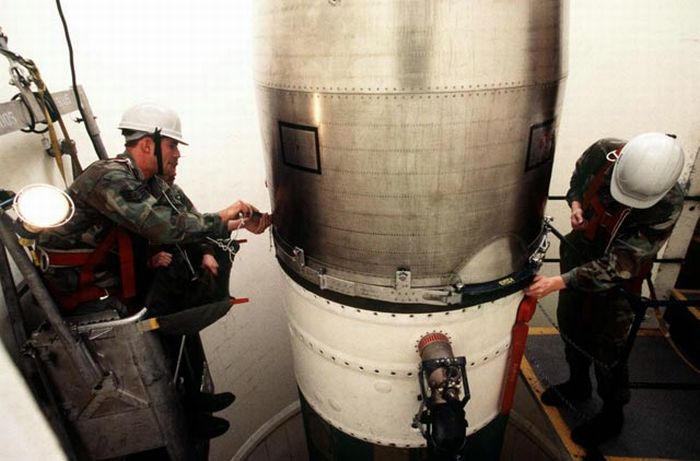 Inside A Nuclear Missile Silo (45 pics)