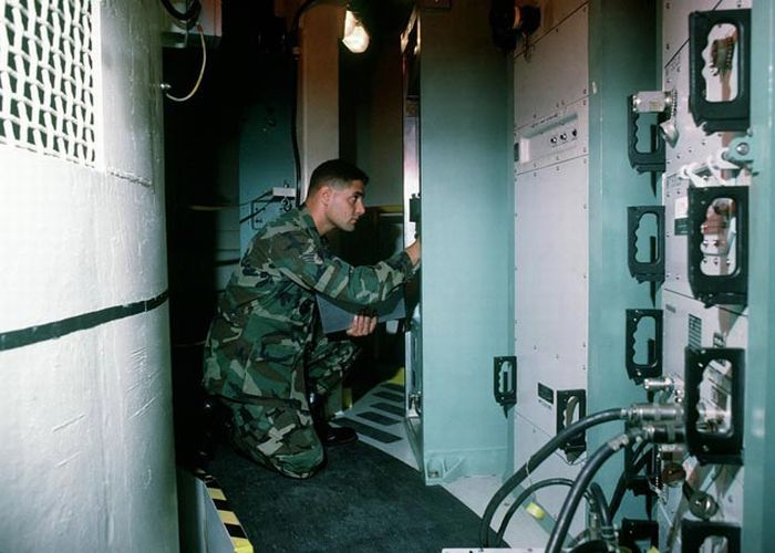 Inside A Nuclear Missile Silo (45 pics)