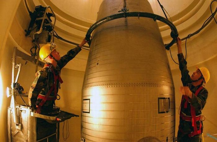 Inside A Nuclear Missile Silo (45 pics)