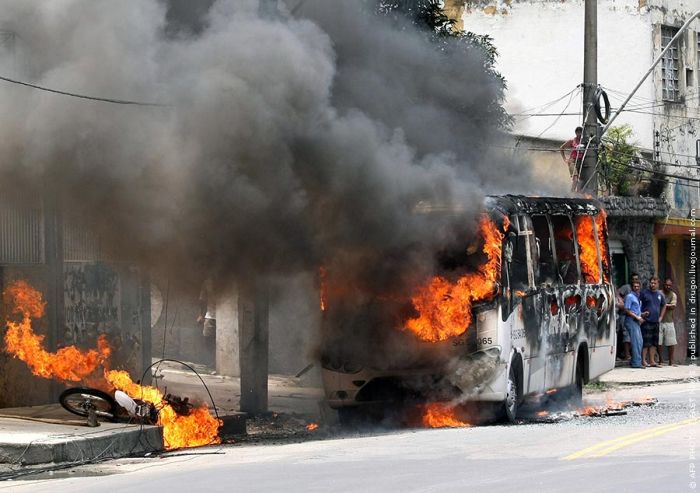 Brazilian Police vs Drug Traffickers (19 pics)