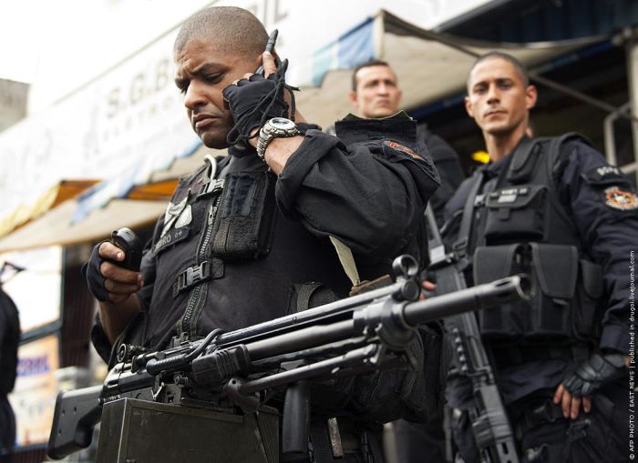 Brazilian Police vs Drug Traffickers (19 pics)