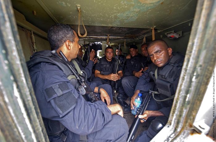 Brazilian Police vs Drug Traffickers (19 pics)