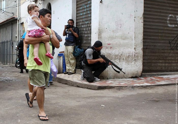 Brazilian Police vs Drug Traffickers (19 pics)