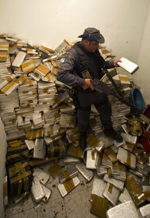 Brazilian Police vs Drug Traffickers (19 pics)