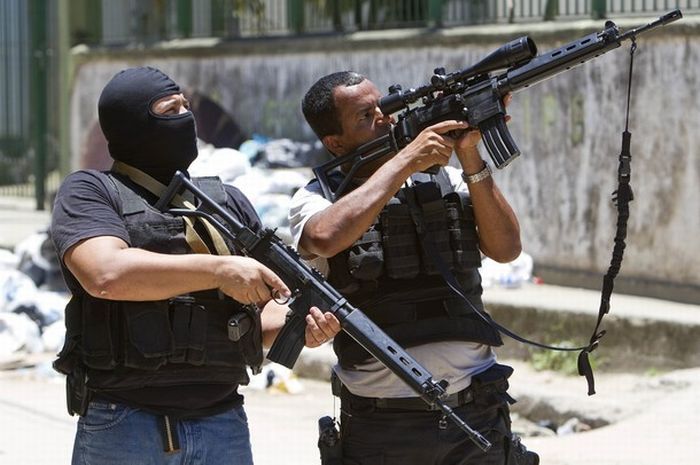 Brazilian Police vs Drug Traffickers (19 pics)