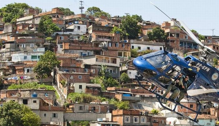 Brazilian Police vs Drug Traffickers (19 pics)