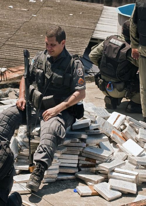 Brazilian Police vs Drug Traffickers (19 pics)